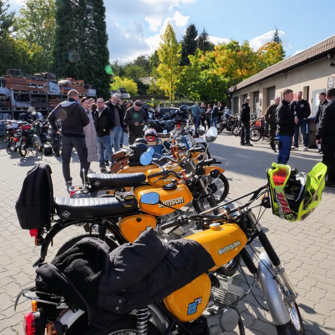 Reihe orangefarbener Simson S50 auf dem Hof von Hofmann Motorrad